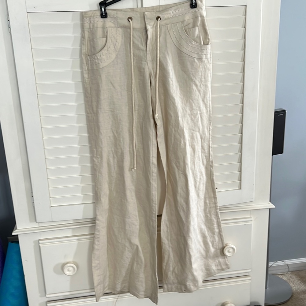 Candies lightweight wide legged summer slacks. Detail on pocket. Cream Sz 3